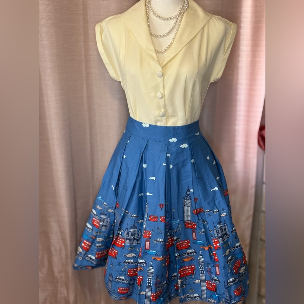 Vintage-inspired London city print pleated skirt 🇬🇧